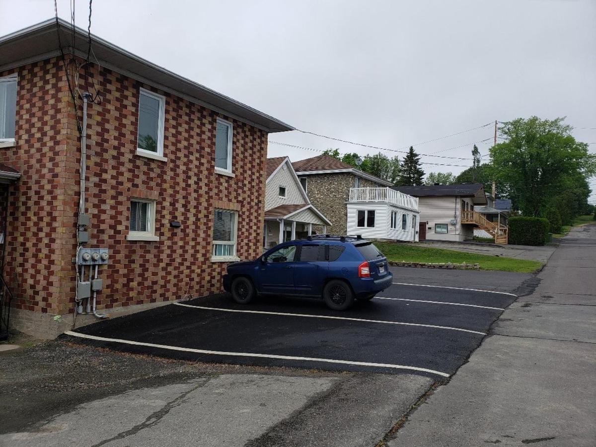 Apartment Downtown Next To Highway Netflix+wifi Edmundston